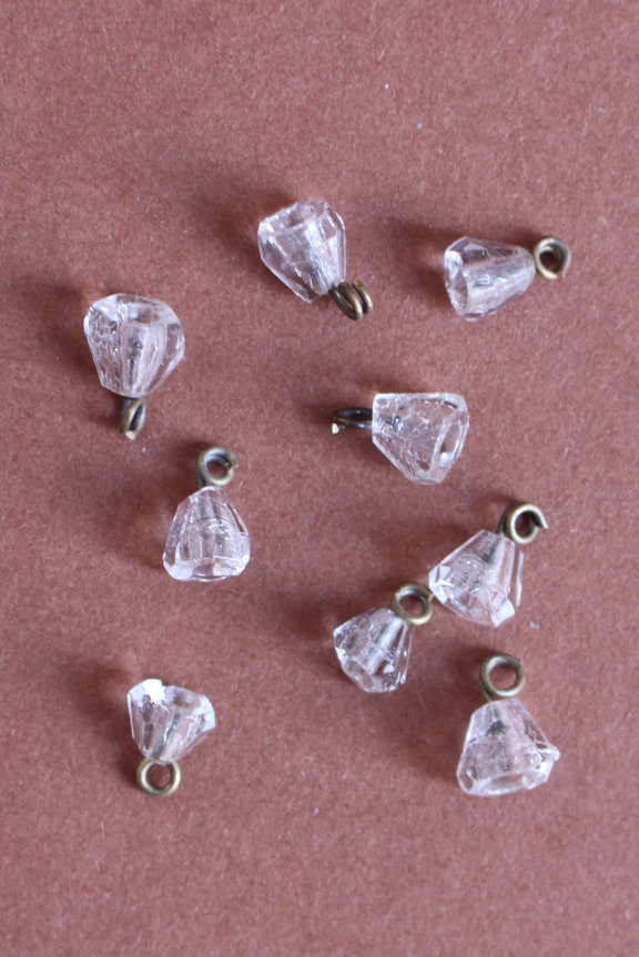 9 Stück facettierte Kristall Glas Perlen in Glockenform 19. Jahrhundert